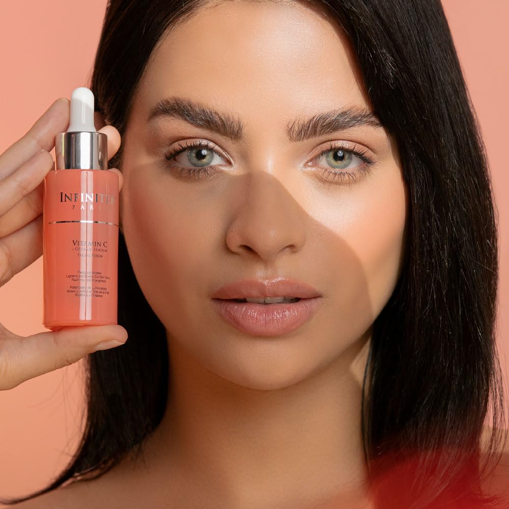 Application du sérum Infinitek Paris sur le visage lors de la routine.
