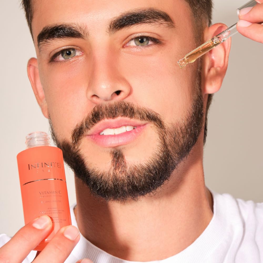 Application du sérum Infinitek Paris sur le visage pour un effet lumineux.