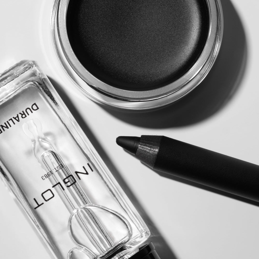 Application précise sur la ligne des cils avec le Crayon Gel Yeux Inglot.