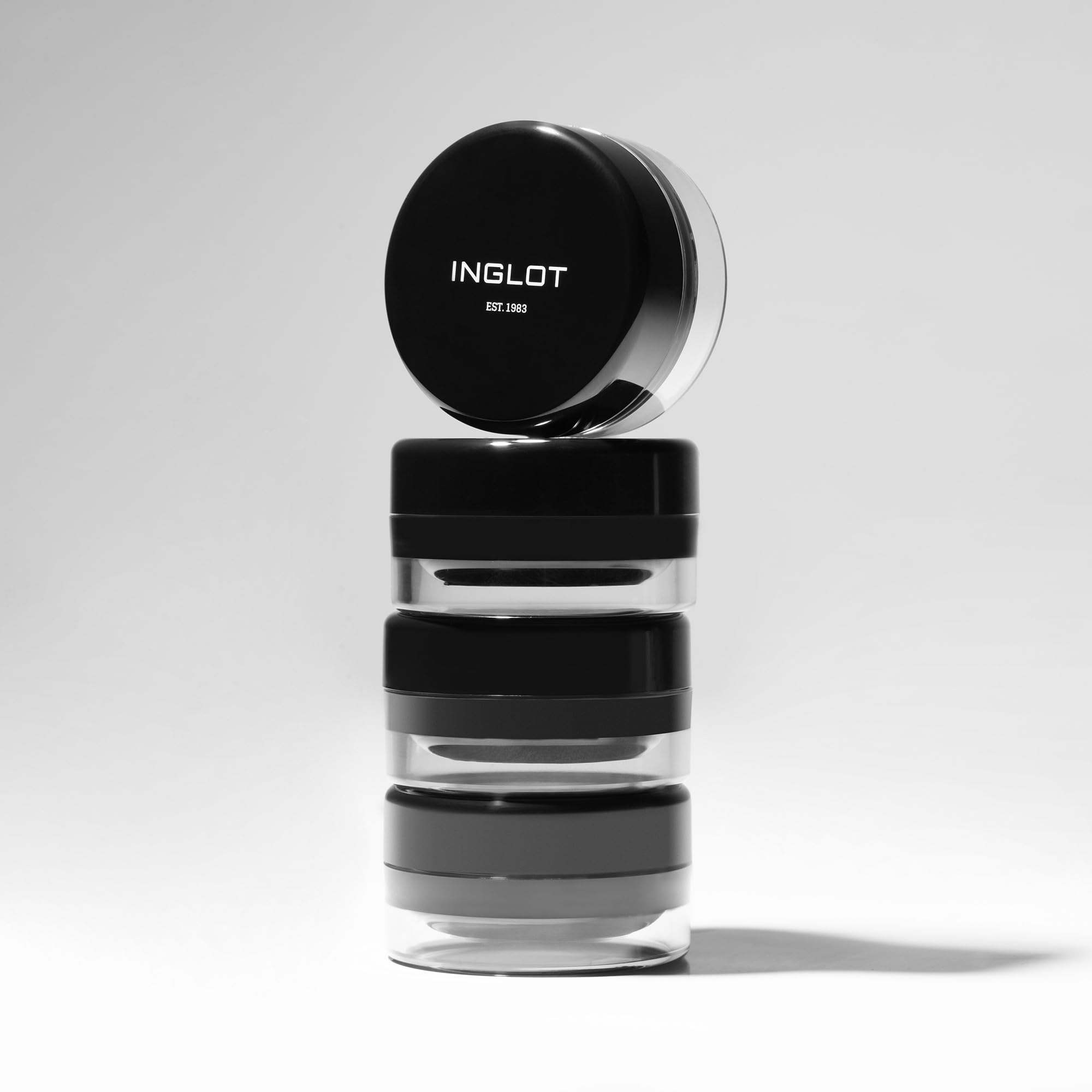 Application quotidienne facile d'Inglot AMC Crayon Gel Yeux avec précision.