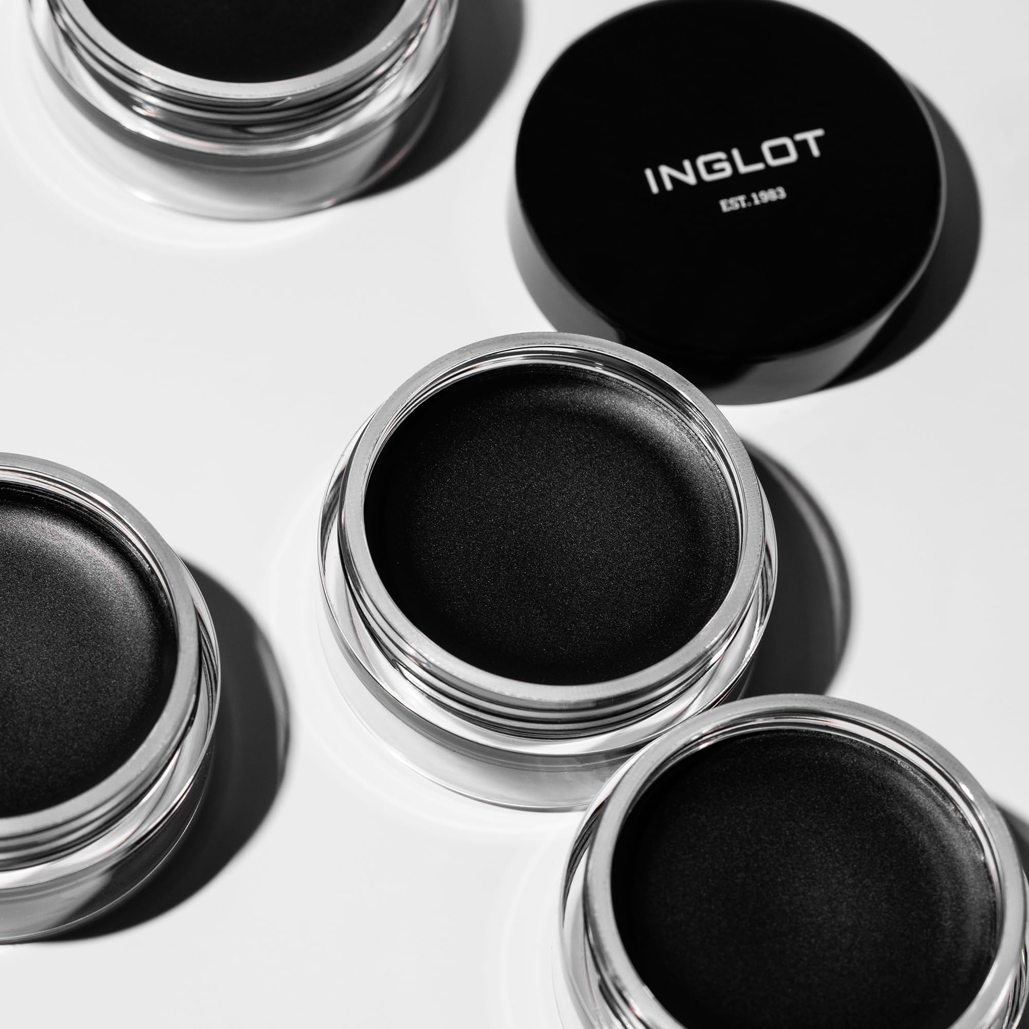 Teinte 77 d'Inglot AMC Crayon Gel Yeux pour un contraste intense.