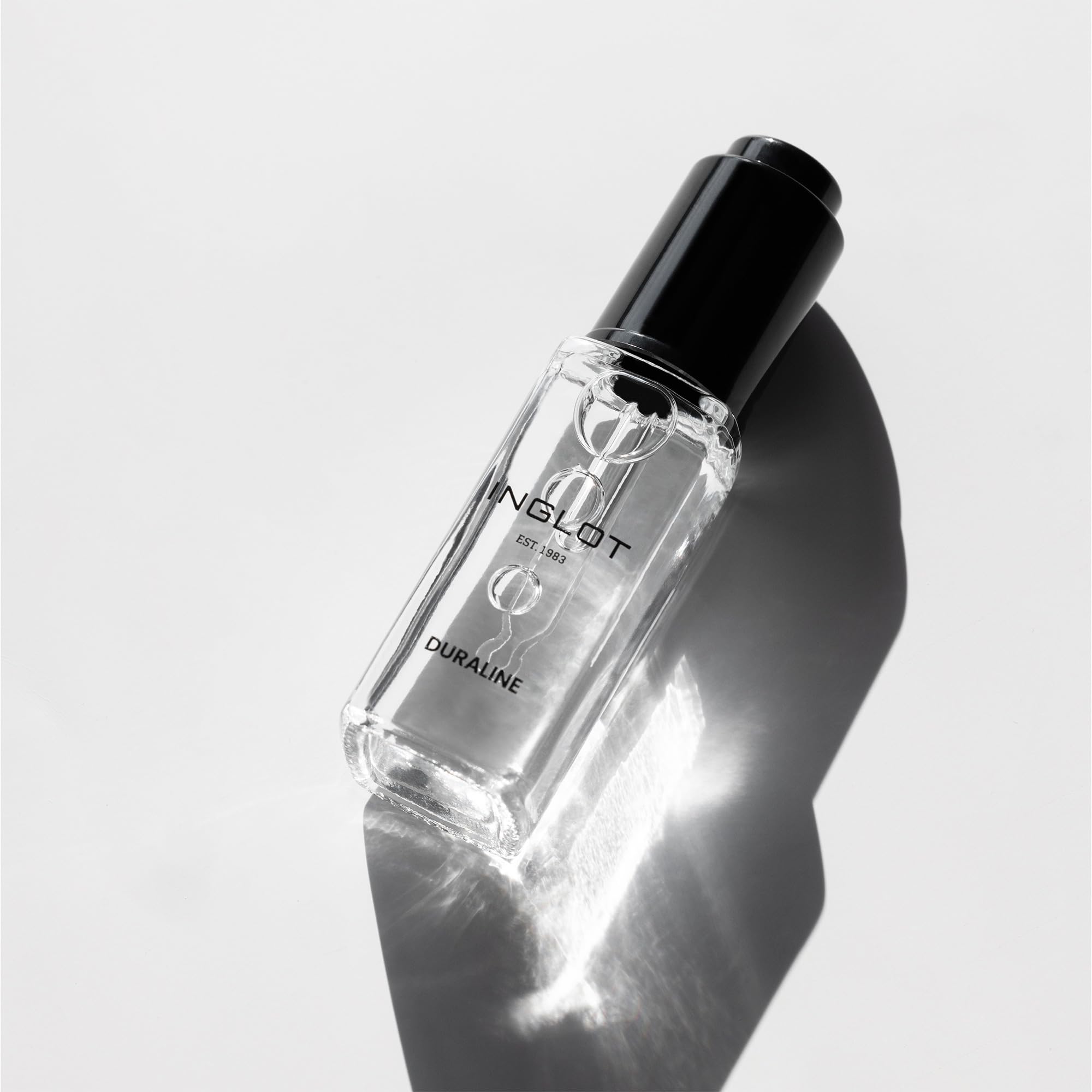 Inglot Duraline transforme les ombres libres en finition longue tenue.