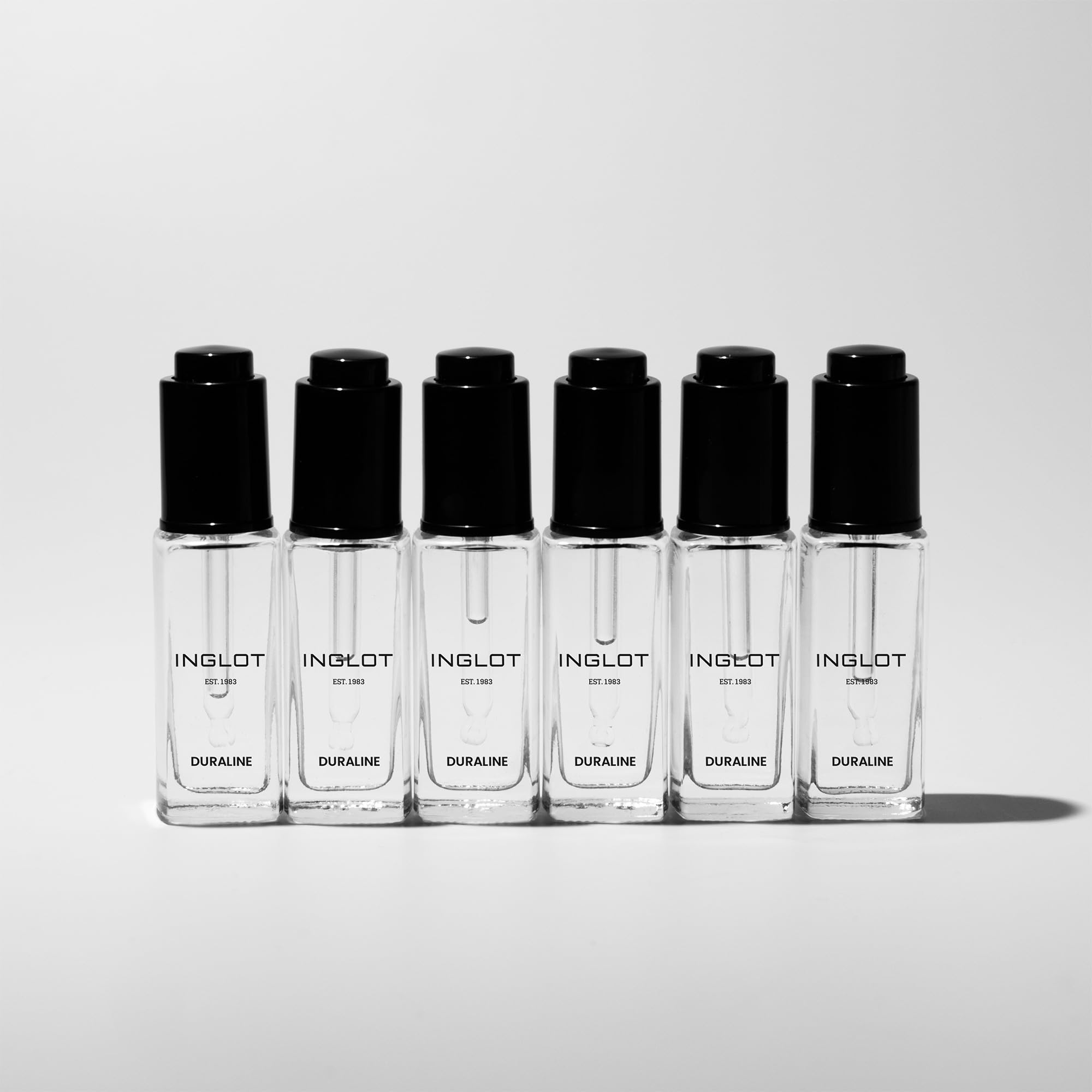 Inglot Duraline facilite la peinture corporelle en mélangeant des pigments.