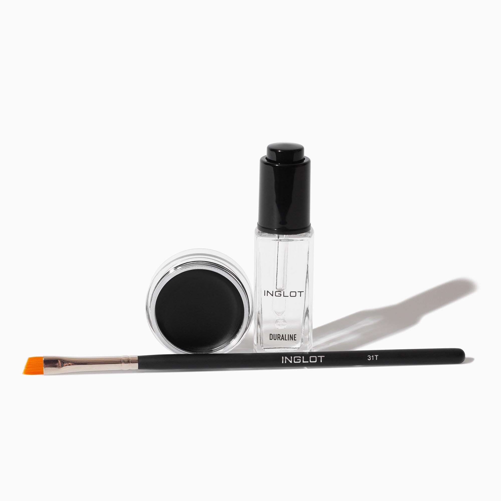 Prise en main Inglot, accessoire pratique pour les regards expressifs.