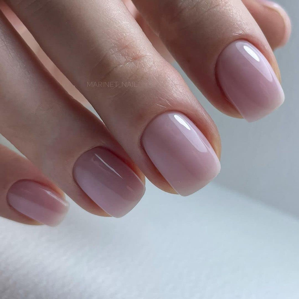 Résultat lisse et durable, base prête pour le nail art