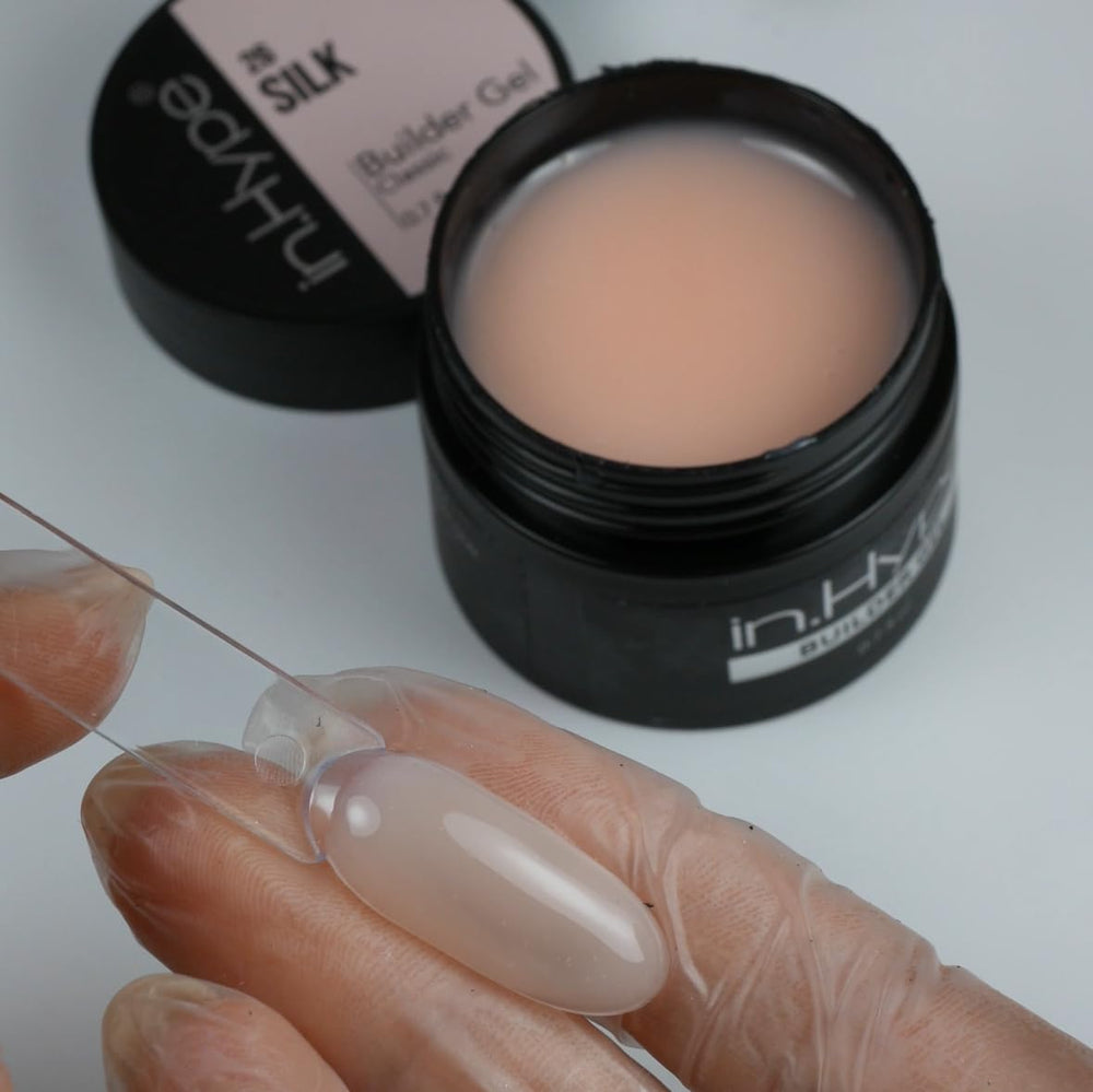 Sourire net avec IN.HYPE Gel camouflage, pour une manucure française élégante.