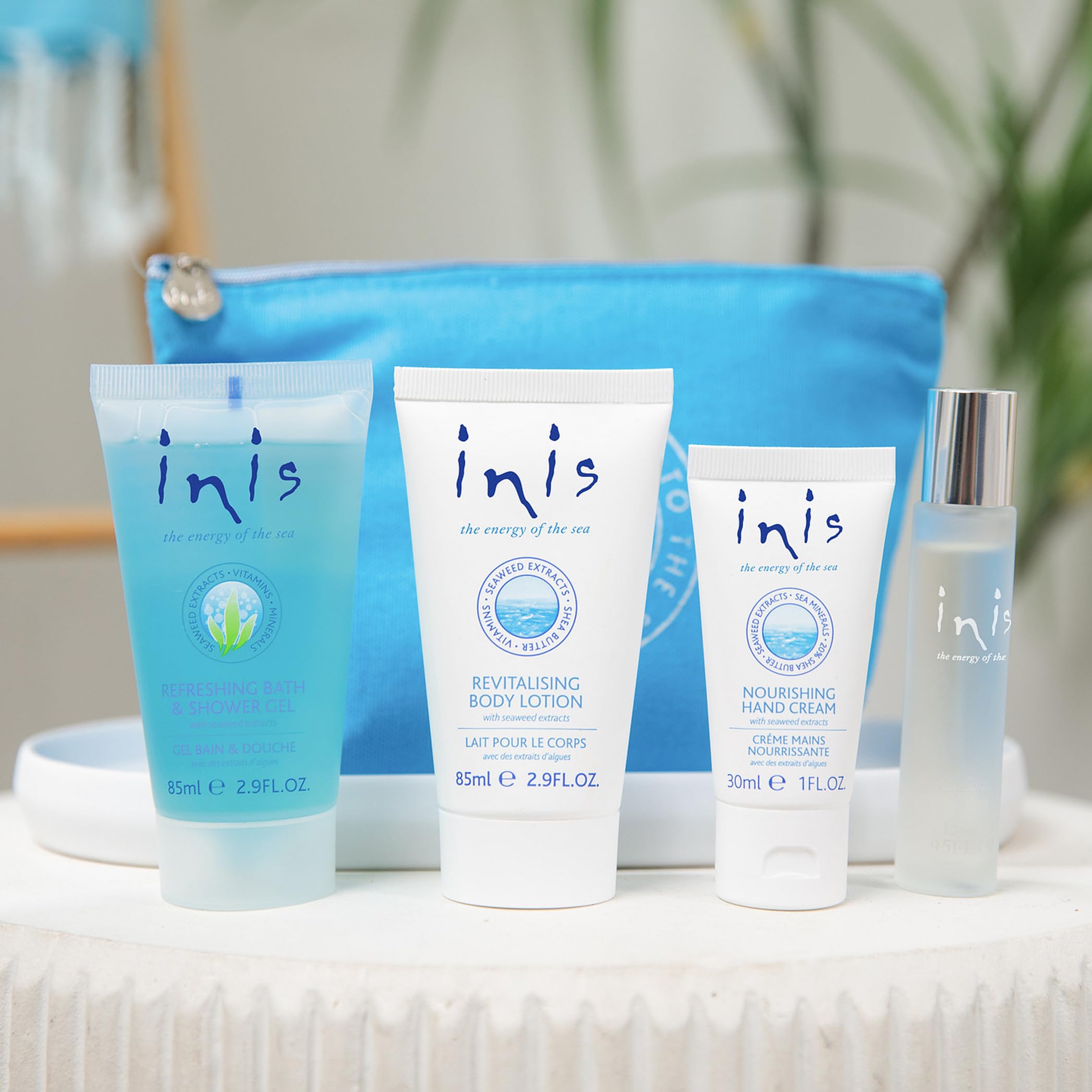 Coffret voyage Inis dans son sac coton, élégant et prêt à offrir.