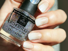 INM Northern Lights: effet holographique vibrant qui scintille sur les ongles.