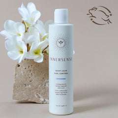 INNERSENSE application sur cheveux humides – démêlage facilité et définition naturelle.
