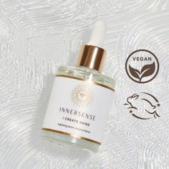 Application du sérum INNERSENSE sur les pointes pour lisser.