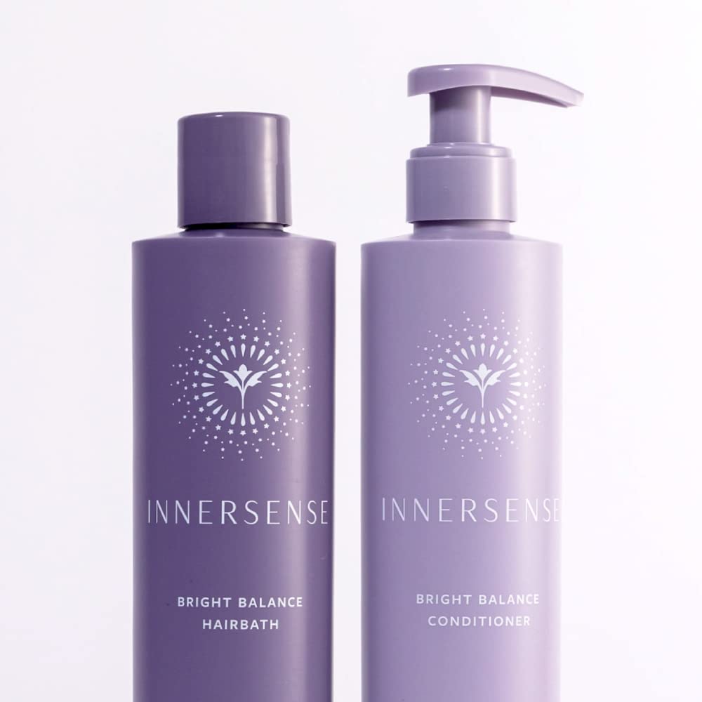 INNERSENSE après-shampoing violet en bouteille apportant brillance et douceur.