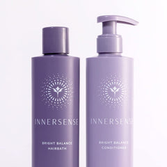 INNERSENSE après-shampoing violet en bouteille apportant brillance et douceur.