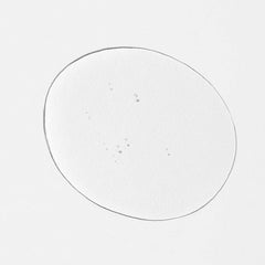 INNERSENSE huile traitante naturelle, goutte dans les mains, soin capillaire nourrissant