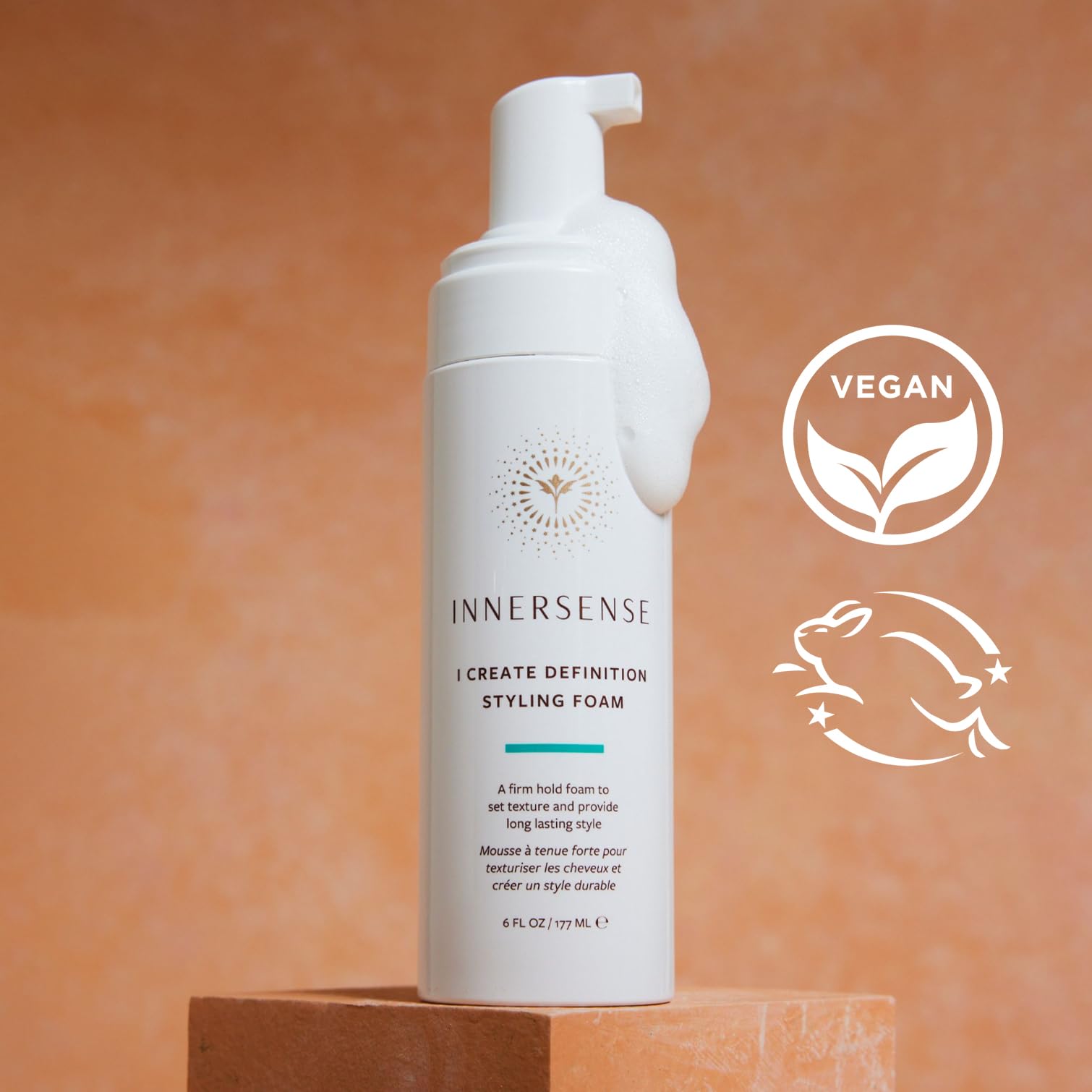 INNERSENSE I Create Definition Mousse – gros plan sur texture légère et éclat naturel.