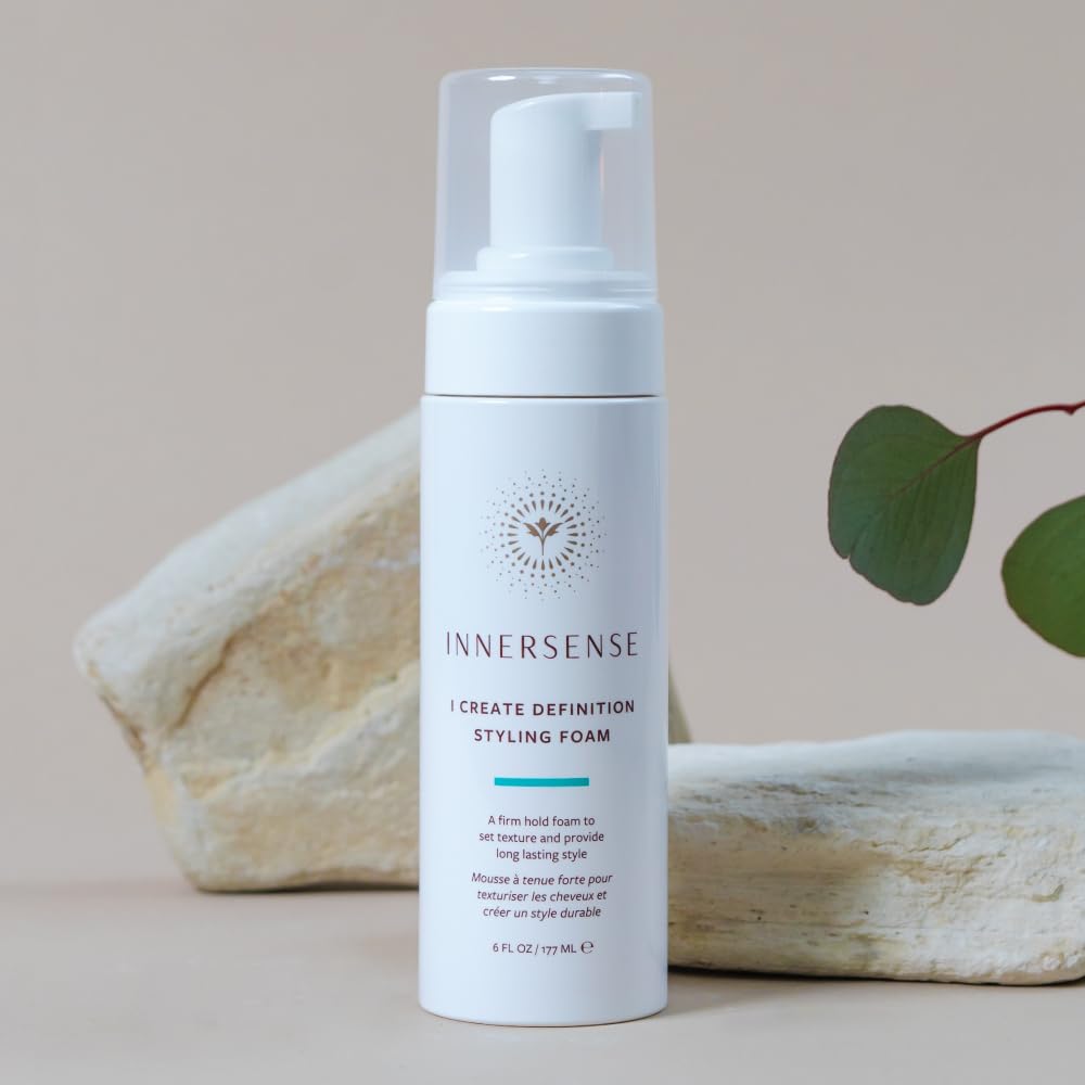 INNERSENSE I Create Definition Mousse – application sur cheveux humides pour réduction du temps de séchage.