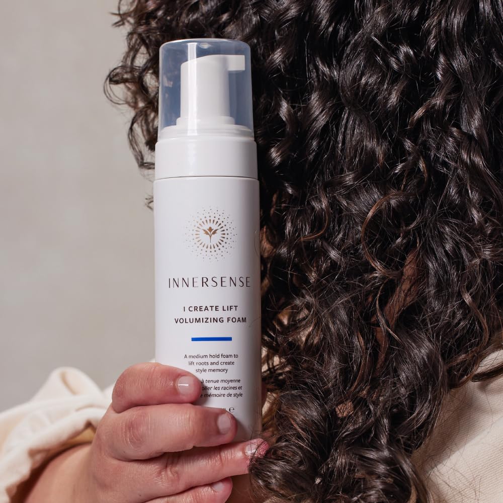 INNERSENSE Lift Mousse Volume Racines: rafraîchit et dynamise les racines.