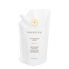 INNERSENSE Shampoing Coloration en bouteille, nettoie en douceur et revitalise les cheveux colorés.