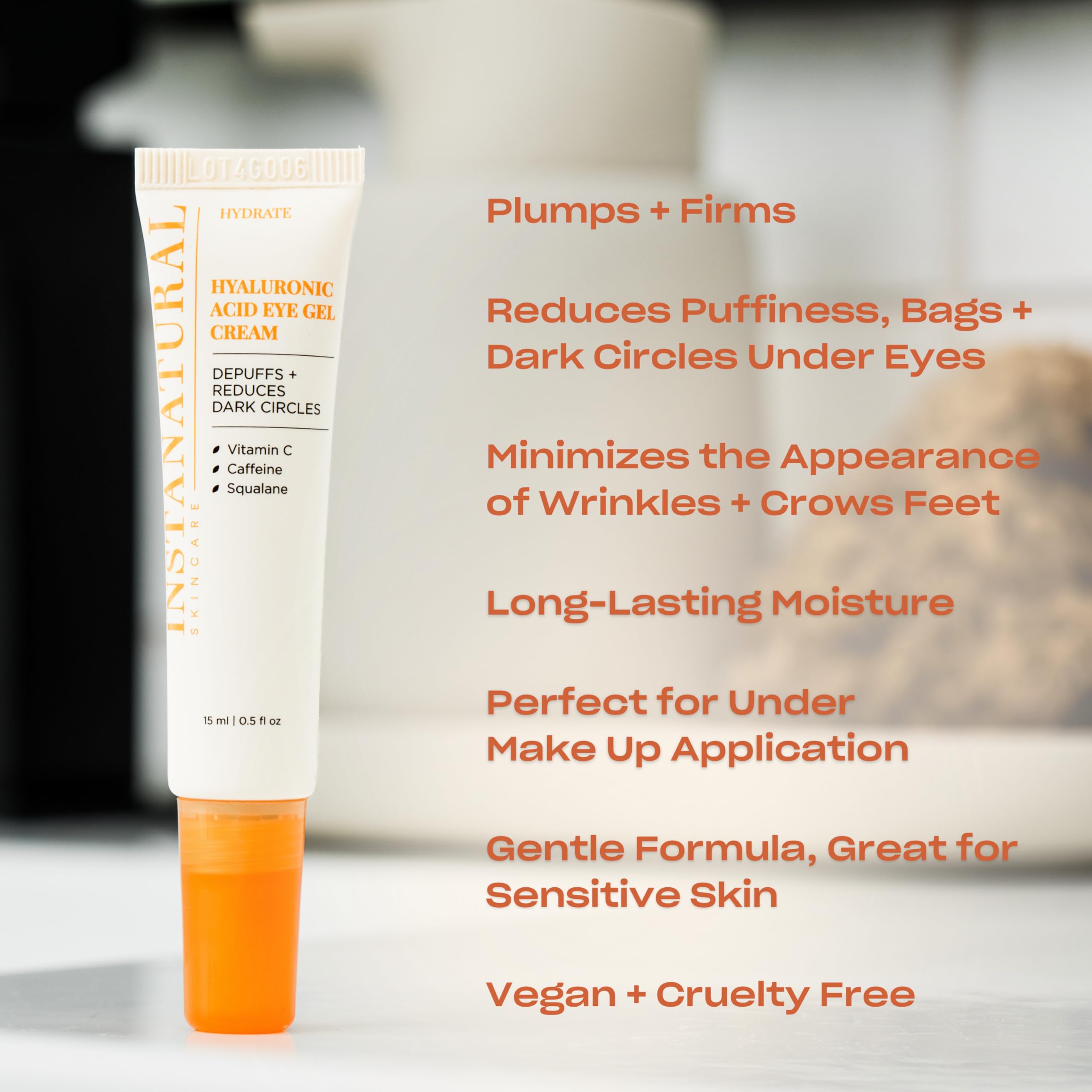 Crème yeux InstaNatural en action, application douce et rapide.