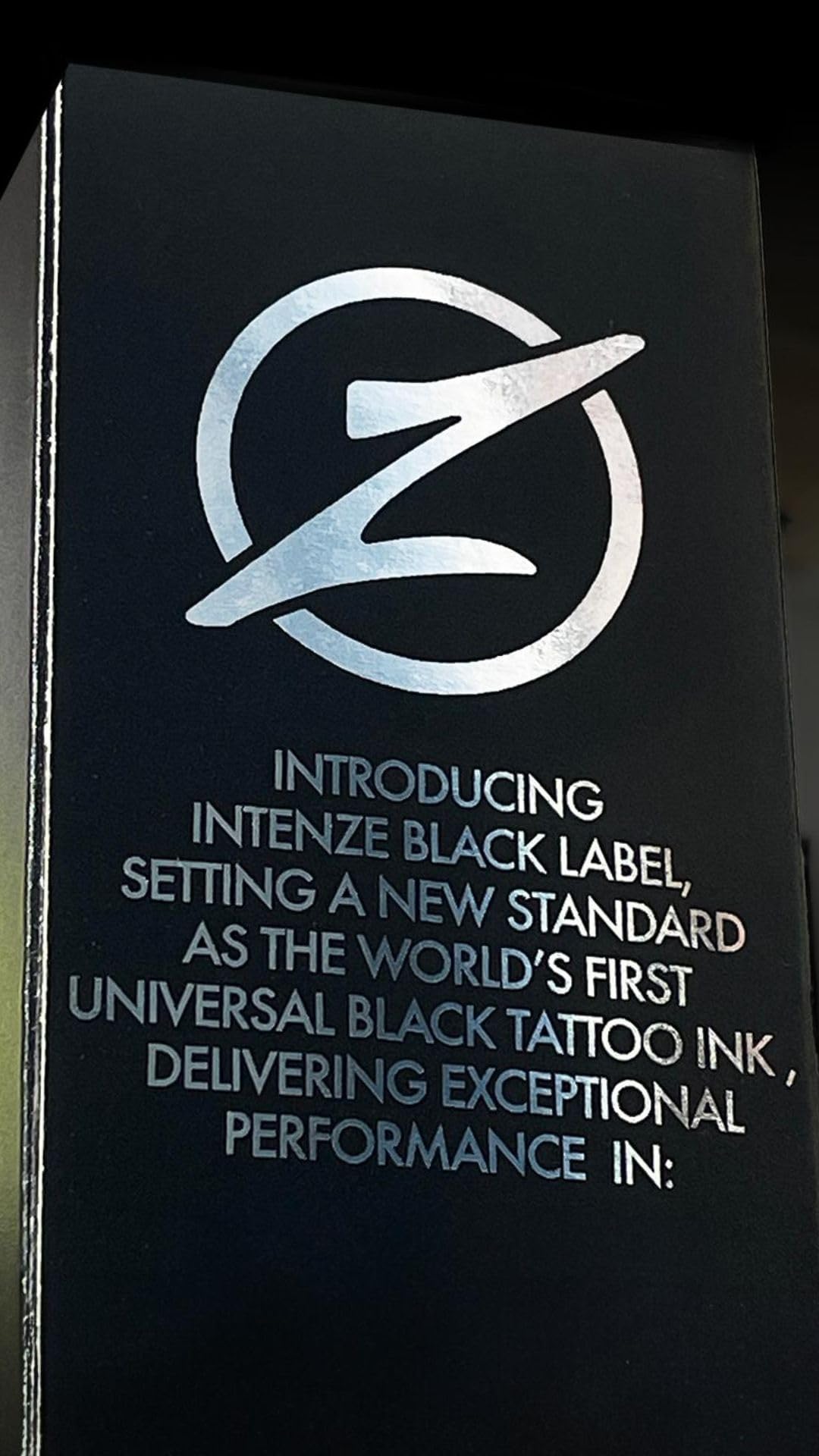 Étiquette certifiée ISO sur Intenze Black Label, traçabilité et qualité garanties.