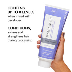 Ion Bright White Crème éclaircissante appliquée sur cheveux, application précise et contrôlée.