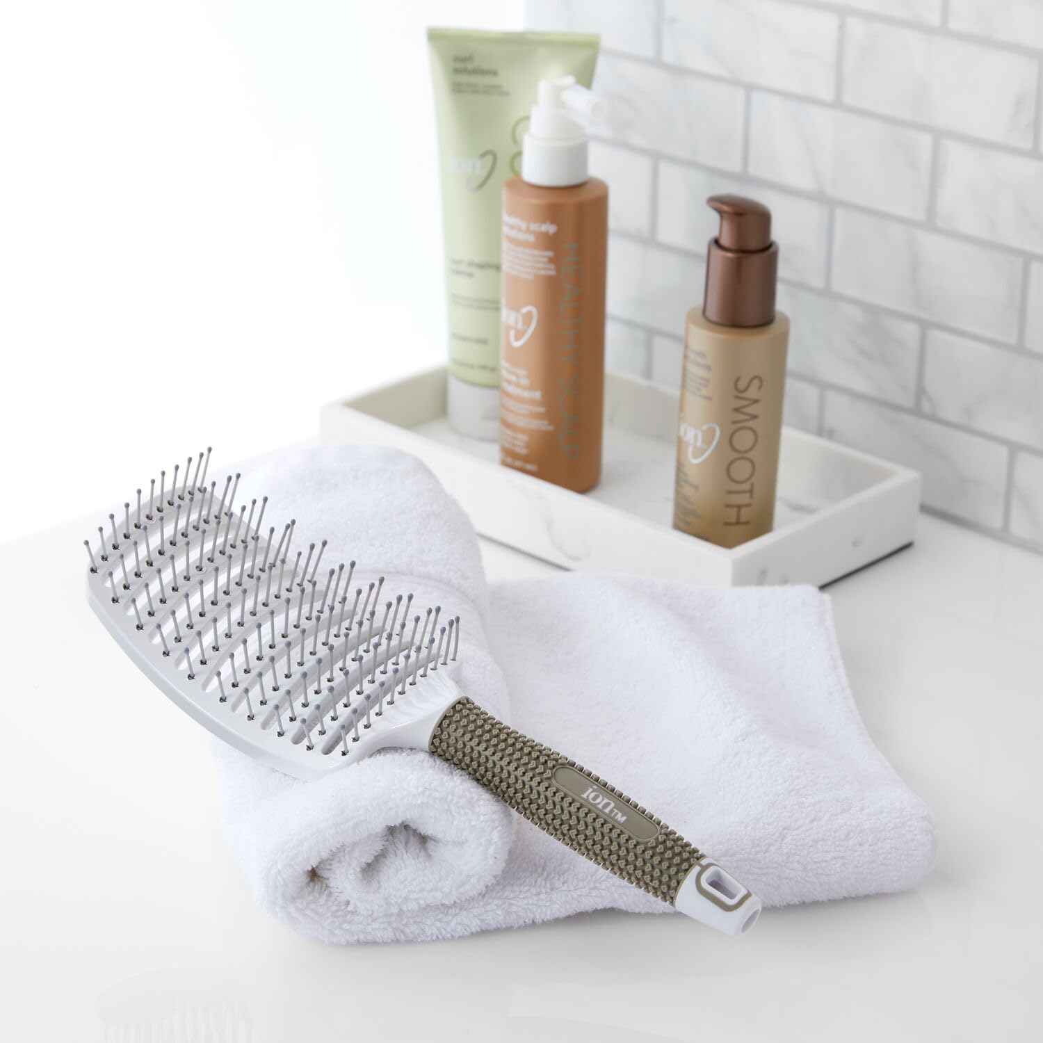 Brosse Ion Blowout utilisation quotidienne pour coiffer rapidement.