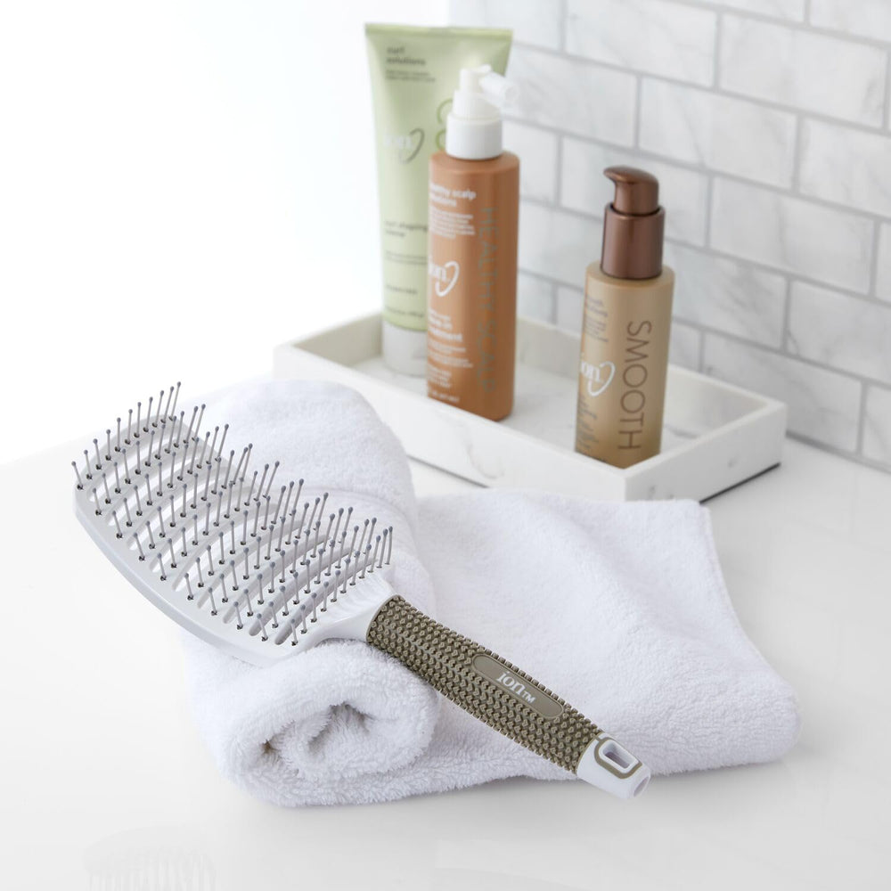 Brosse Ion Blowout utilisation quotidienne pour coiffer rapidement.