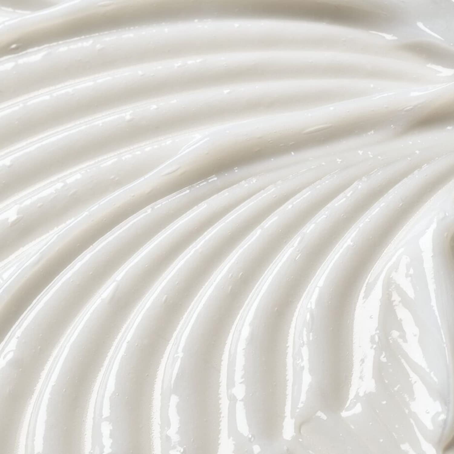 Ion Shampoing lissage kératine, application dans les mains, texture onctueuse prête à l'emploi.