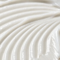 Ion Shampoing lissage kératine, application dans les mains, texture onctueuse prête à l'emploi.