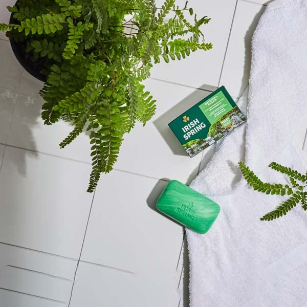 Utilisation simple de la barre Irish Spring dans la routine matinale.