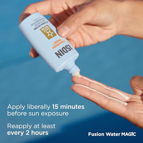 ISDIN Fusion Water MAGIC, vitamine E pour protection antioxydante légère.