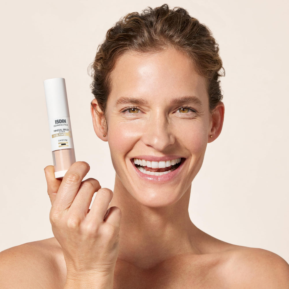 ISDIN Mineral Brush Powder révèle la brosse lorsque le capuchon est retiré