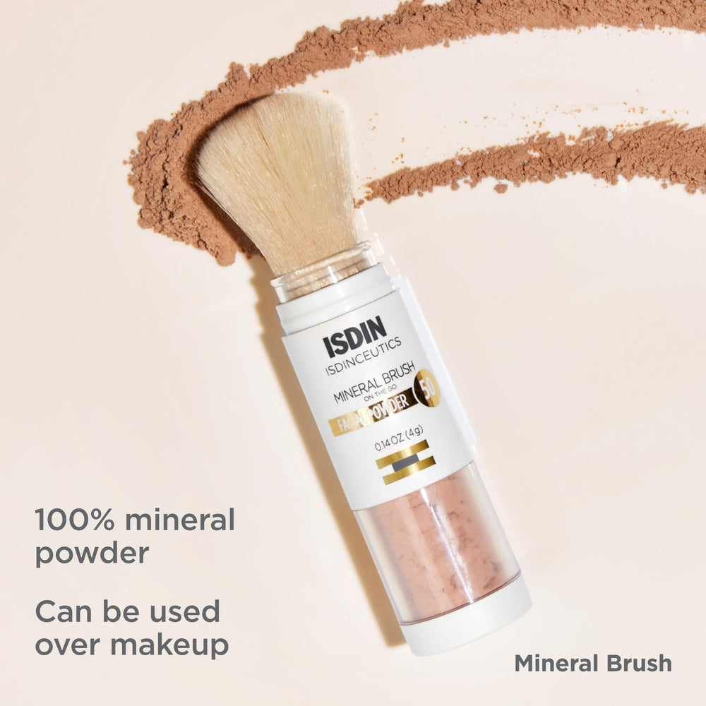 ISDIN Mineral Brush Powder design compact et portable pour les retouches