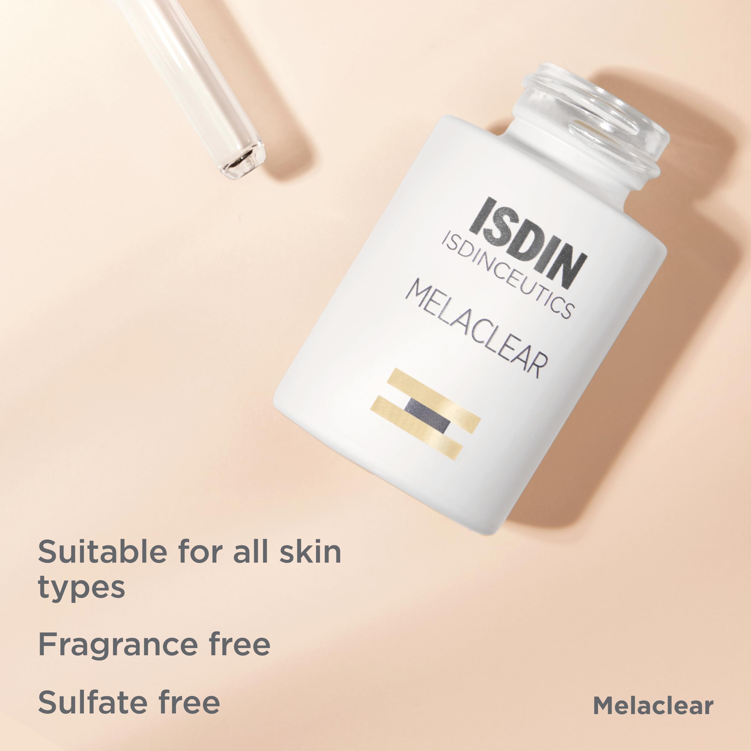 Application du sérum Melaclear sur le visage avant hydratation