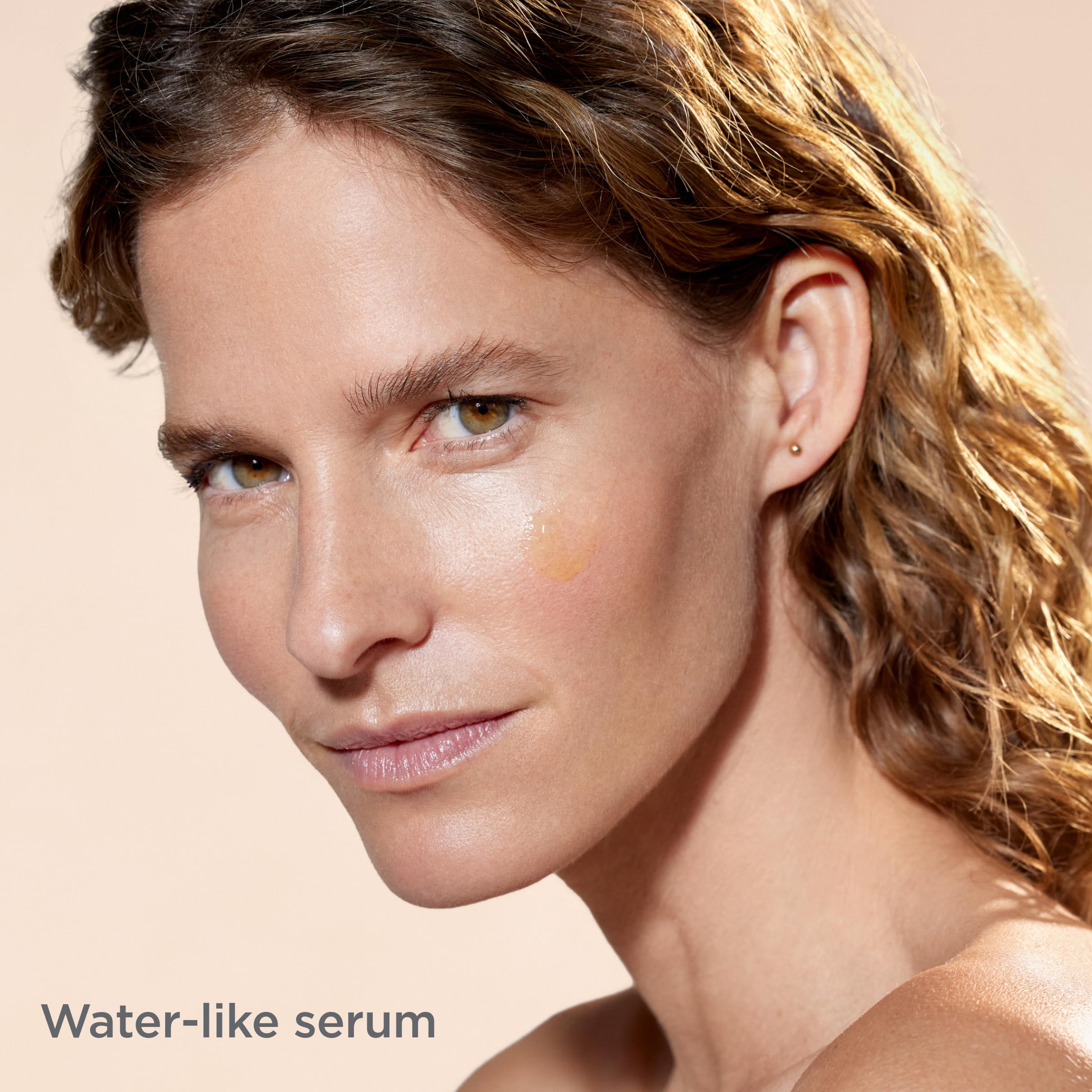 Texture légère du sérum Melaclear sur la peau du visage