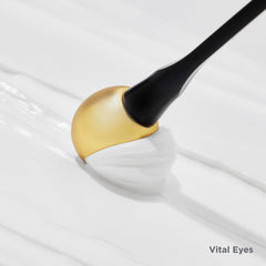 Texture riche de Vital Eyes montrant sa facilité d’application nocturne