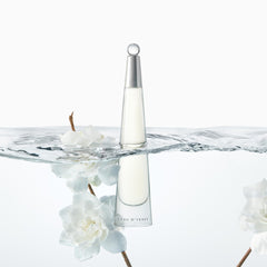 Issey Miyake L'Eau d'Issy emballage élégant prêt à être posé dans la routine soin.