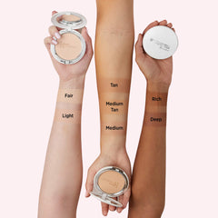 Poudre à effet illuminateur couvrant les imperfections pour un teint uniforme.