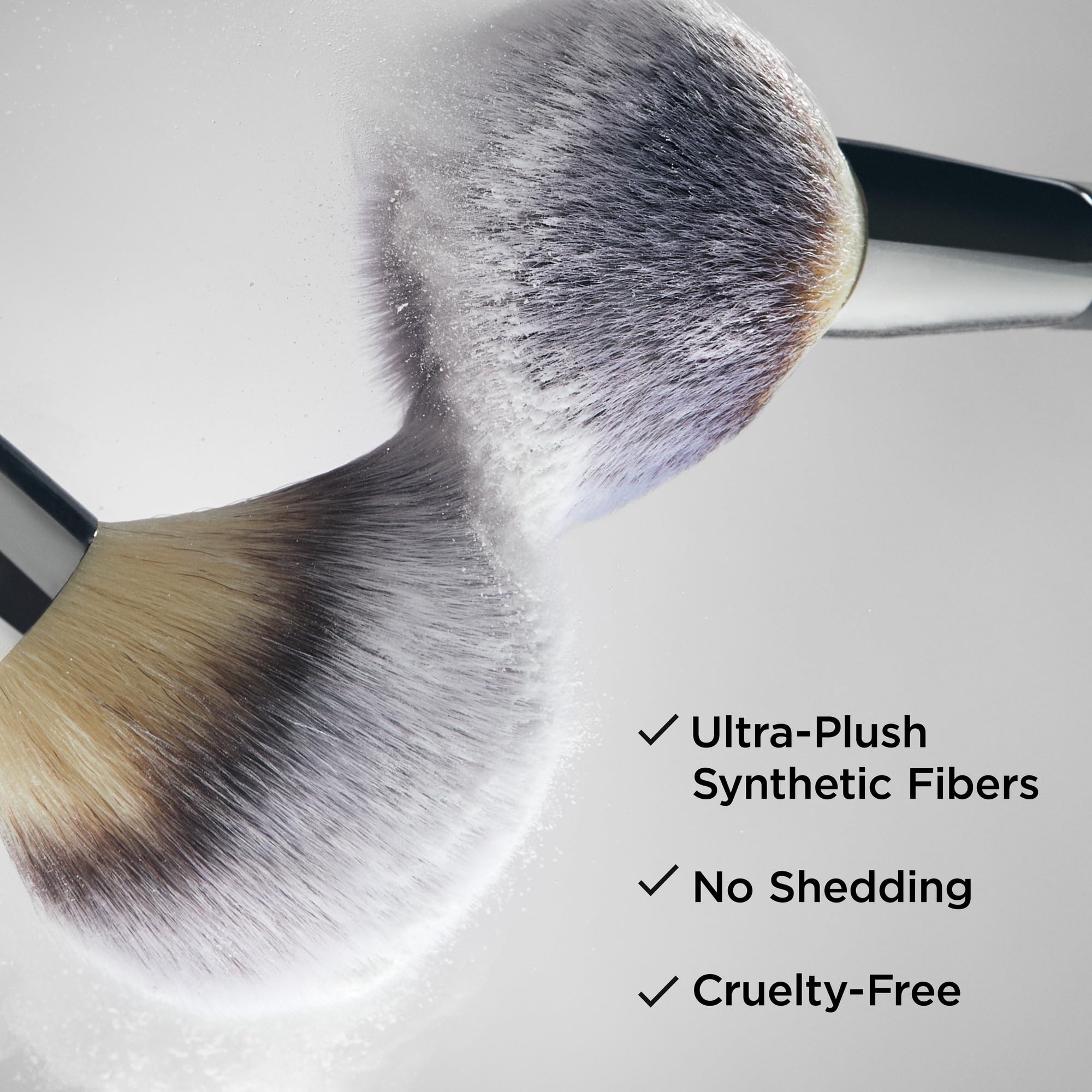 IT Cosmetics Heavenly Luxe Wand Ball: poudre compacte appliquée en douceur.