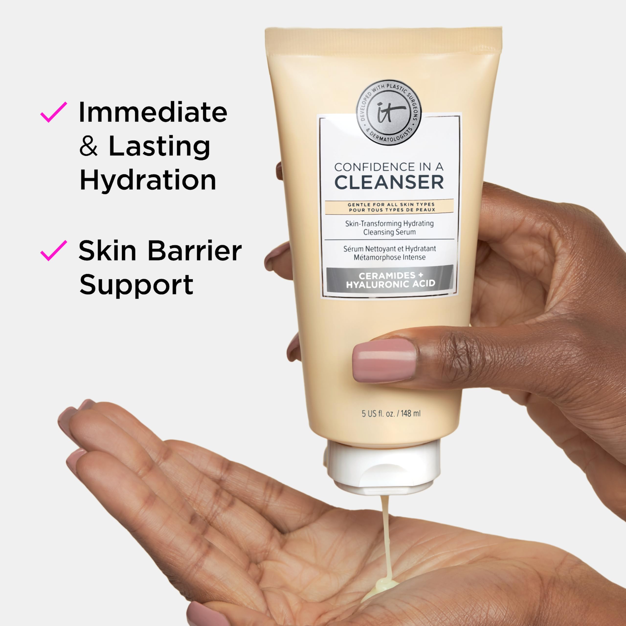 Formule vegan et sans sulfates du nettoyant IT Cosmetics respecte la peau.