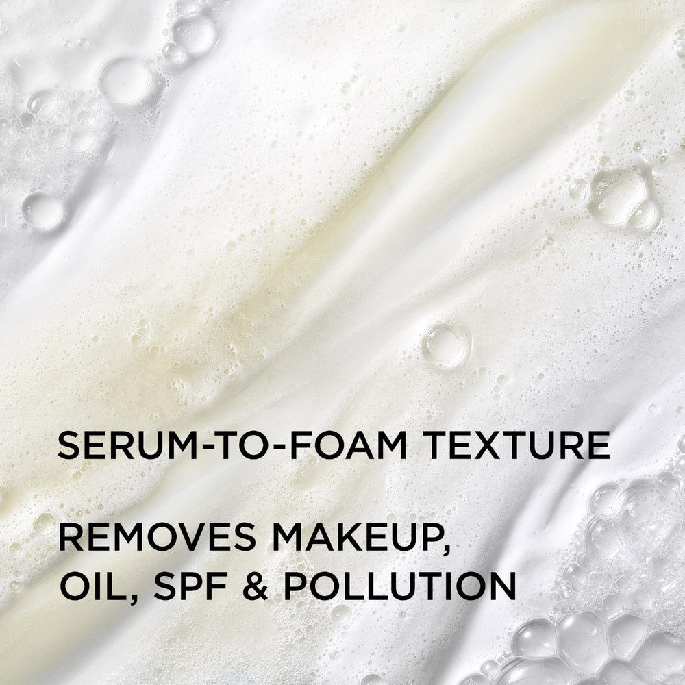 Texture mousse hydratante du nettoyant IT Cosmetics pour une douceur visible.