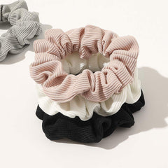 Ivyu Scrunchies portés au poignet, pratique lors de déplacements.