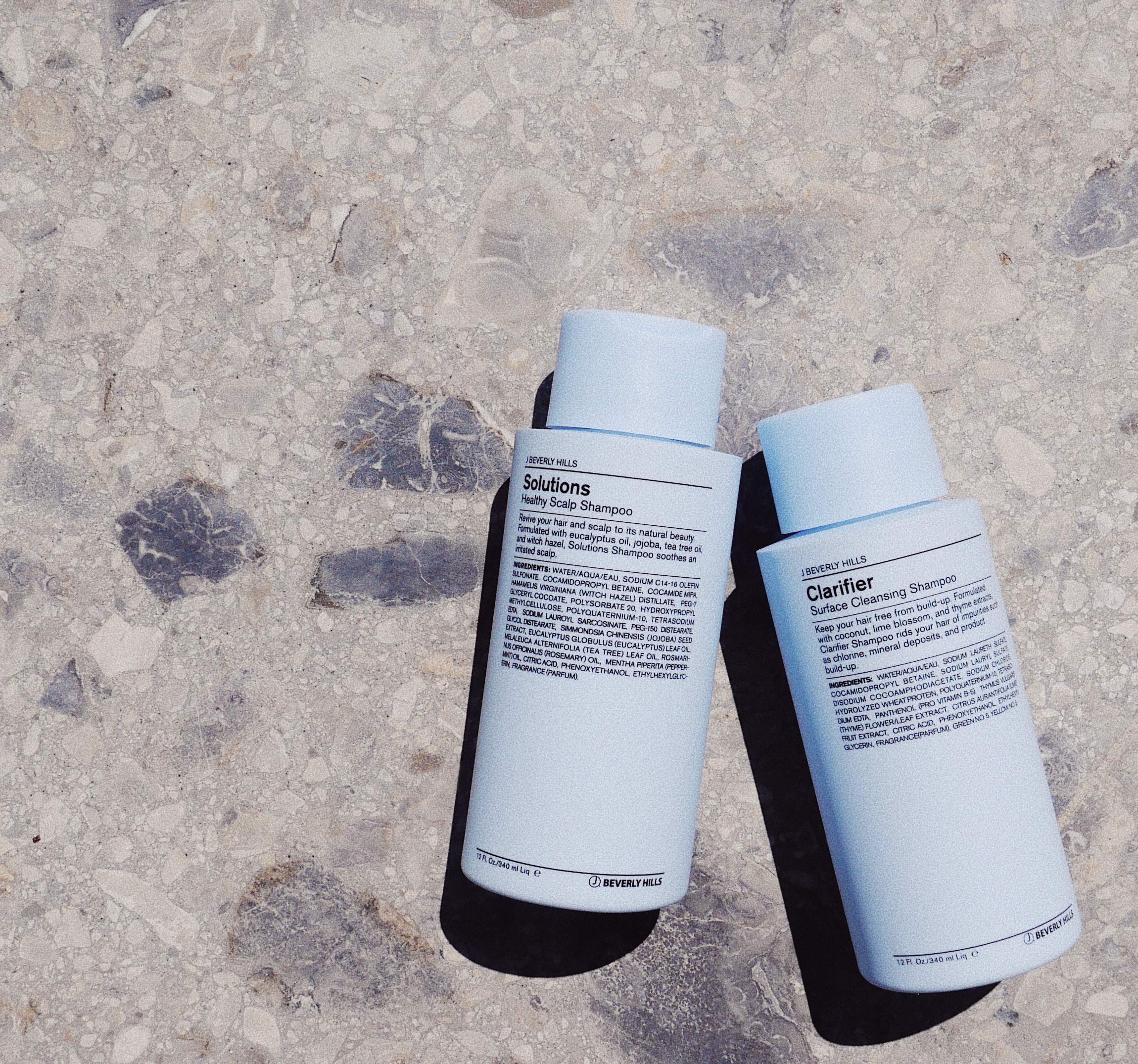 Texture mousse riche du Shampoing Blue Solutions pour nettoyer en douceur.