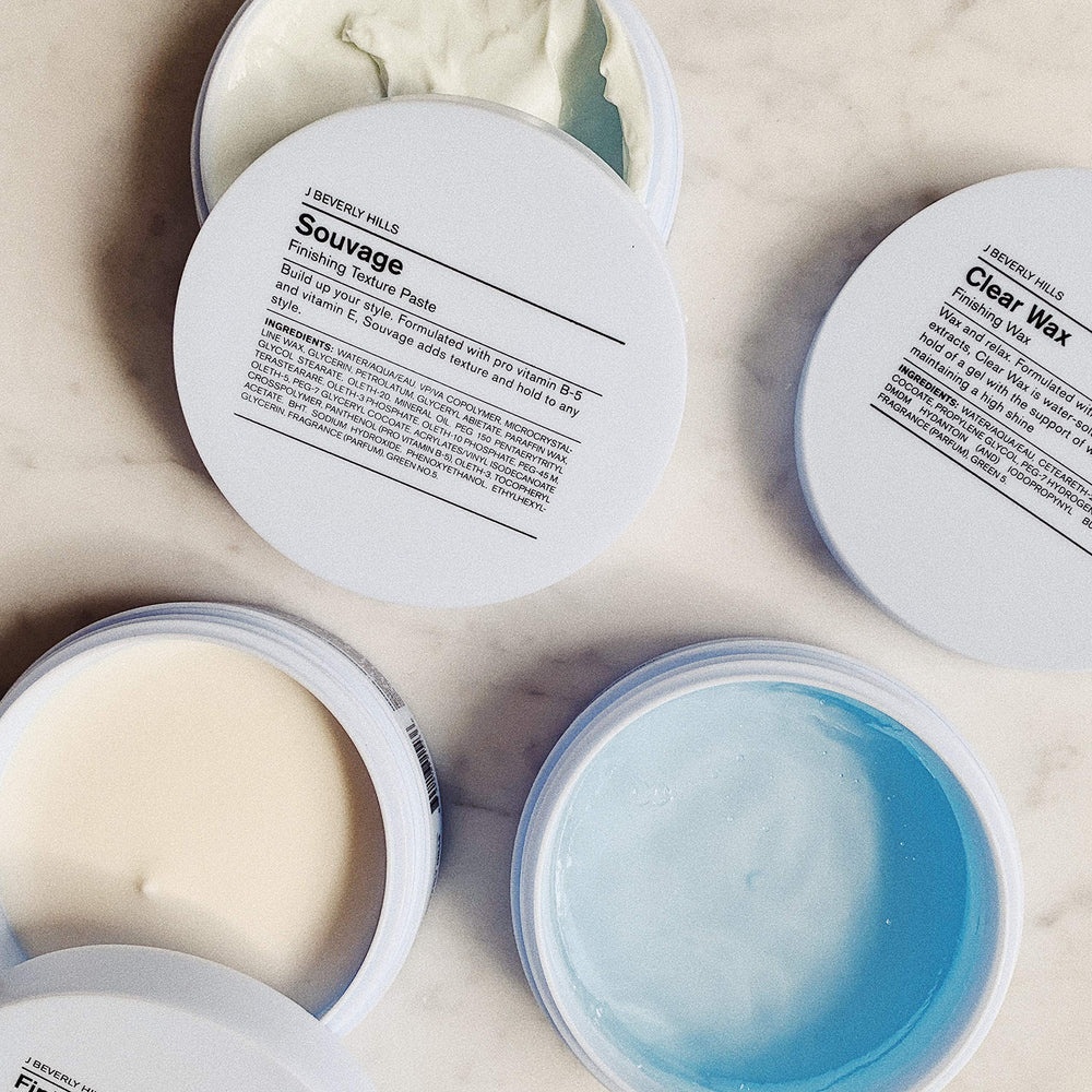 Application sur cheveux humides avec J Beverly Hills Blue Souvage pour une séparation naturelle.