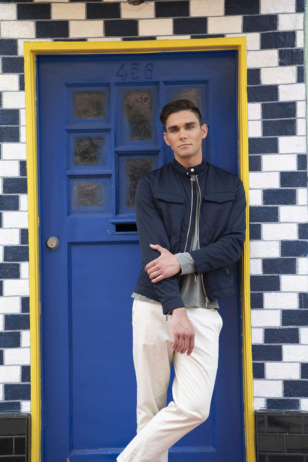 Tenue longue durée sans résidus grâce au gel coiffant homme J Beverly Hills.