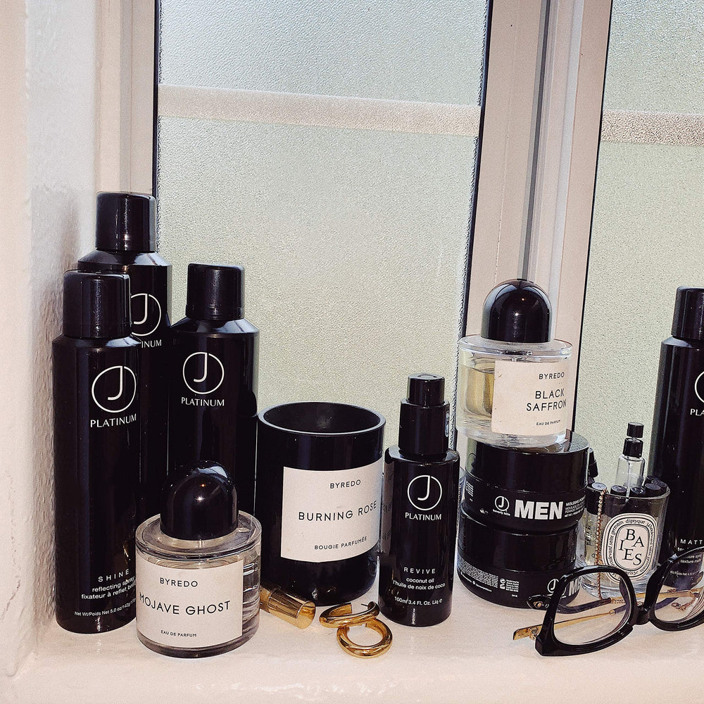 Cheveux brillants et lisses après l’utilisation de J Beverly Hills Platinum Revive.