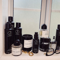 Cheveux brillants et lisses après l’utilisation de J Beverly Hills Platinum Revive.