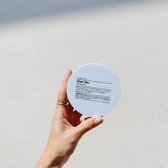 Fini clair sans résidu avec J Beverly Hills Wax Clear.