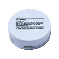 Cheveux légèrement humides et Wax Clear pour brillance naturelle.