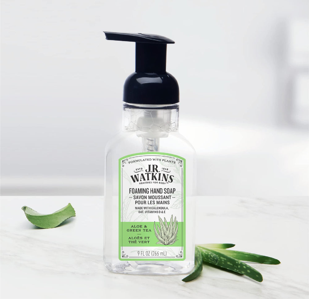 Ingrédients à base de plantes sans parabènes pour une peau respectée.