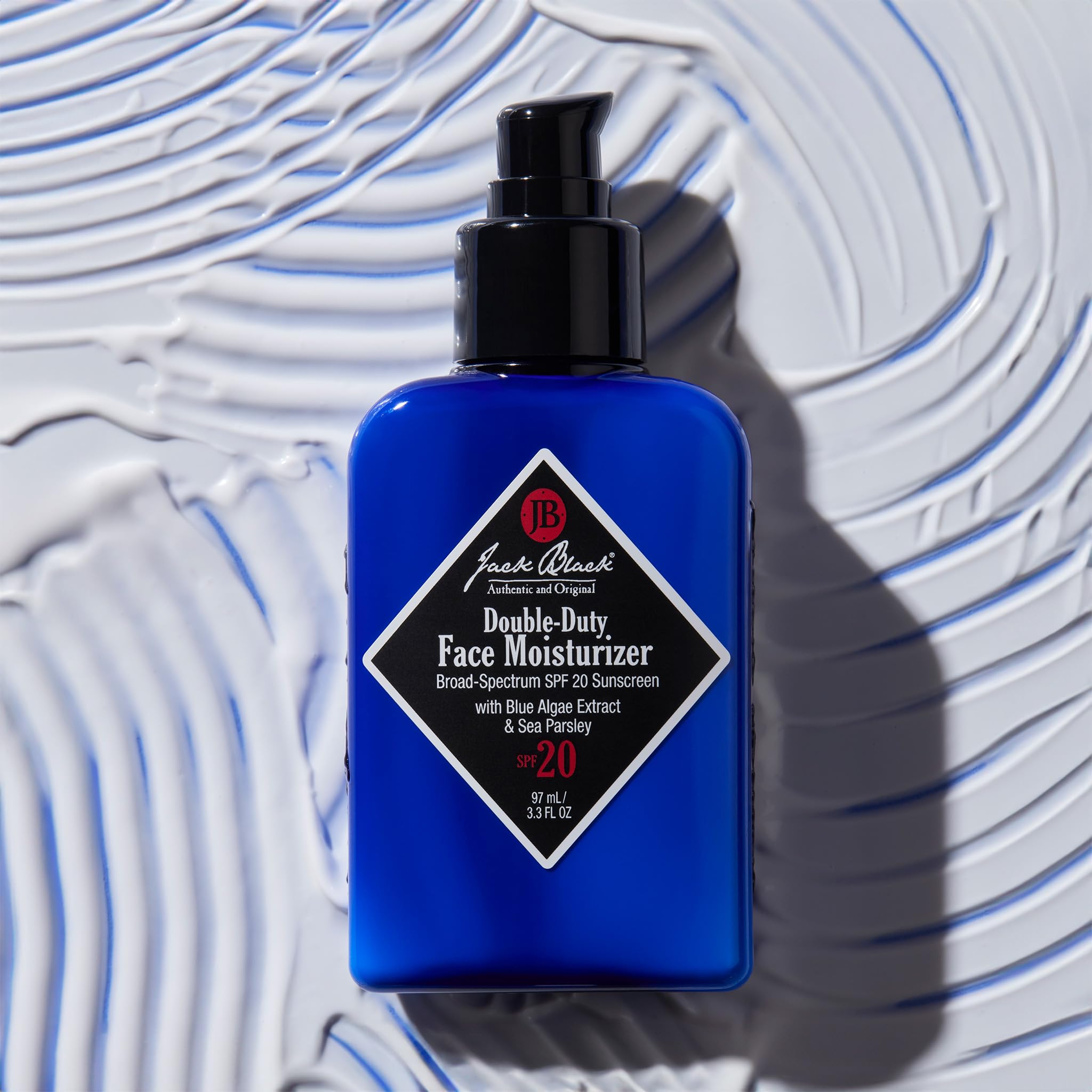 Protection SPF 20 quotidienne avec Jack Black Double-Duty face care.